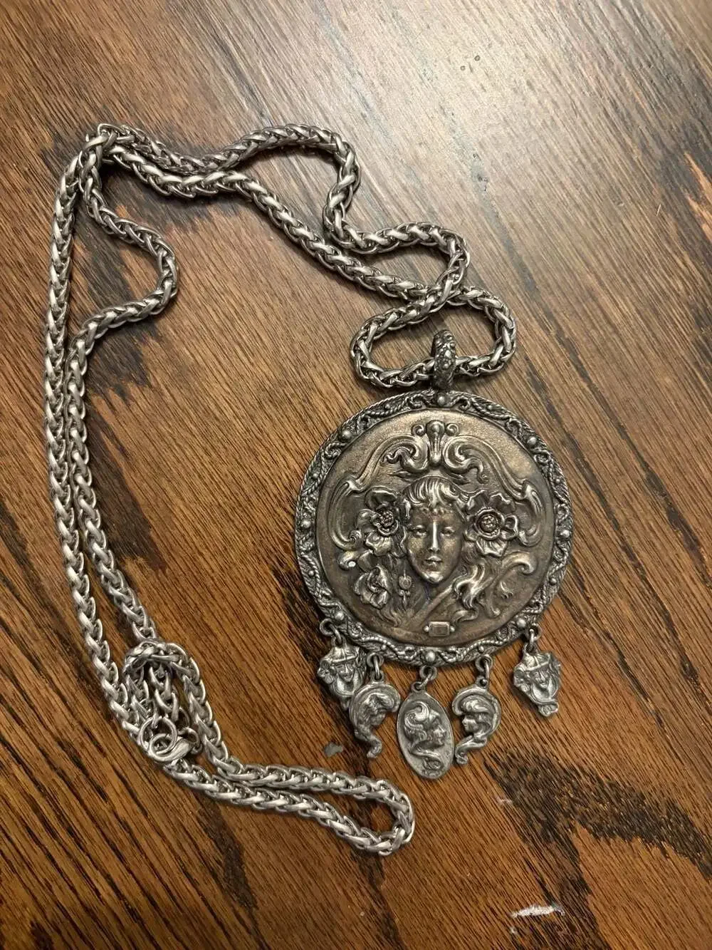 Medallion Necklace Art Nouveau, Face l Pendant Rhinestones & Charms, Silvertone